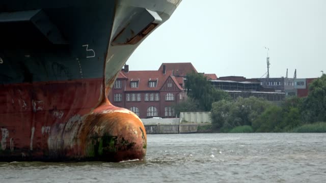 Culbous-Bogen-vom-Containerschiff,-Hafen-Hamburg,-Schutz,-Rammschutz,-4K-ram
