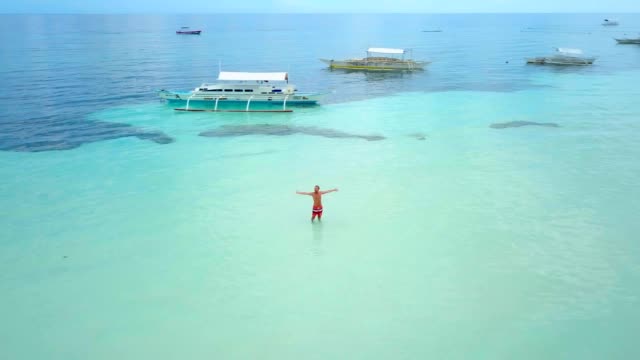 Luftaufnahme-des-entspannenden-glücklicher-Mann-im-tropischen-Meer,-Strand-Urlaub-Konzept
