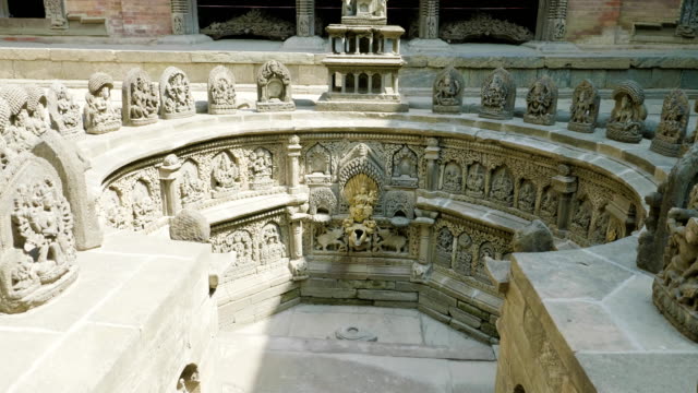 La-famosa-fuente-antigua-de-la-Plaza-Durbar-de-Patan,-Katmandú,-Nepal.