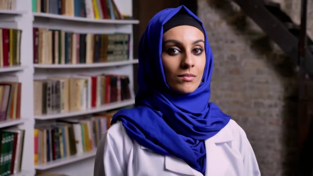 Porträt-des-jungen-schönen-Muslima-Hijab-Blick-in-die-Kamera-mit-ernsten-Ausdruck