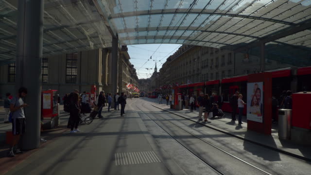 Der-Schweiz-Sonnentag-Bern-Stadt-Verkehr-Straße-Bus-Station-Panorama-4k