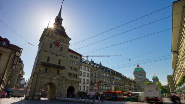 der-Schweiz-Sonnentag-Bern-Stadt-Zentrum-Verkehr-quadratisch-Panorama-4k-Zeitraffer