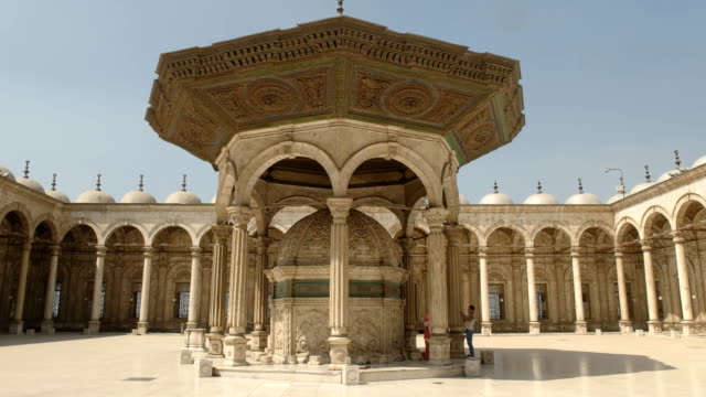 patio-de-la-mezquita-de-alabastro-en-el-cairo,-Egipto