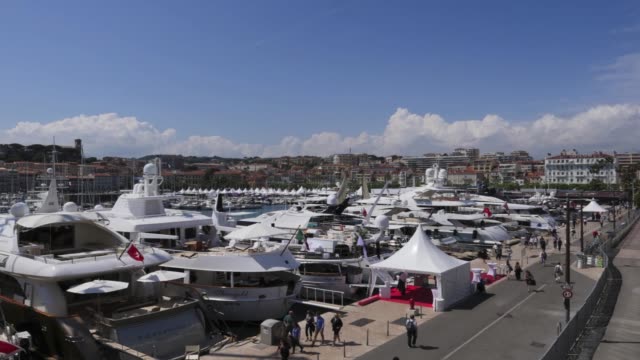 Luxury-Yachts-anchored-in-Port-Pierre-Canto-at-the-Boulevard-de-la-Croisette-in-Cannes,-France