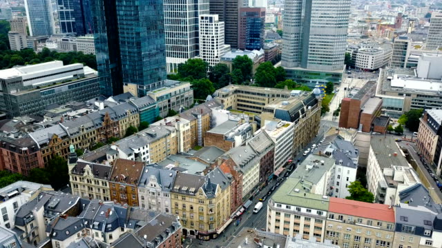 vista-aérea-del-área-de-negocios-en-la-ciudad-con-rascacielos-de-Frankfurt