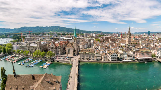 Vista-de-timelapse-de-horizonte-Zurich-vista-aérea-ciudad-de-Grossmunster,-lapso-de-tiempo-de-4K-de-Zurich,-Suiza