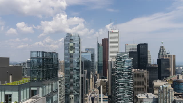 Ciudad-moderna-horizonte-Downtown-Toronto-nubes