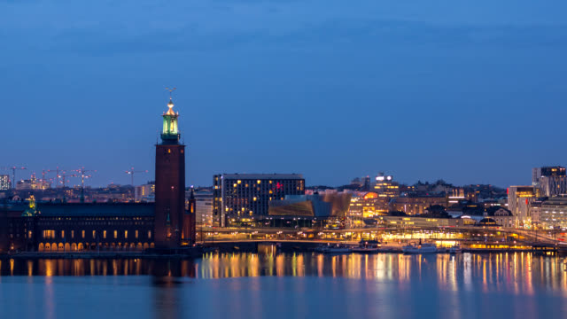 Lapso-de-tiempo-Stockholm-Suecia-4K,-día-del-skyline-de-la-ciudad-para-timelapse-noche-en-City-Hall-y-Gamla-Stan