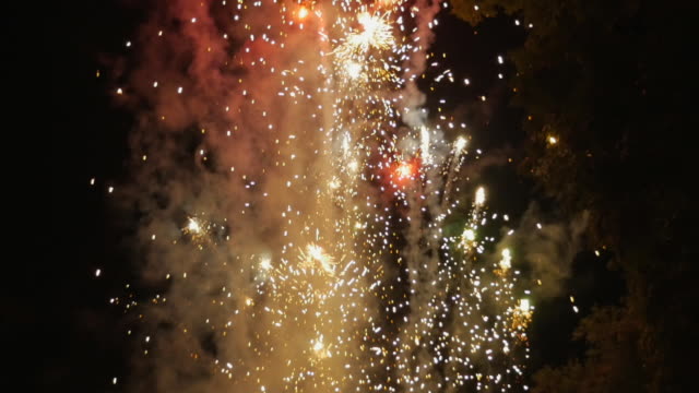 Slow-Motion-Feuerwerk-explodiert-in-den-Himmel-während-der-mexikanische-Unabhängigkeitstag