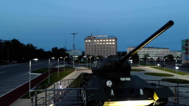T-34-sowjetische-Armee-Medium-Battle-Tank-Denkmal-in-der-Nacht