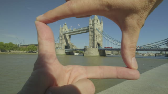 Tourist-framing-tower-bridge-in-his-hands