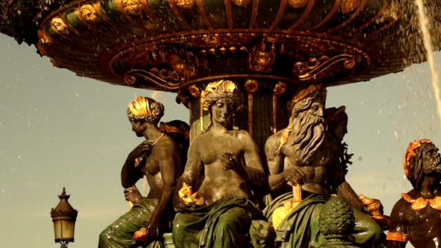 Golden-fountain-in-the-Place-du-Concorde,-Paris,France