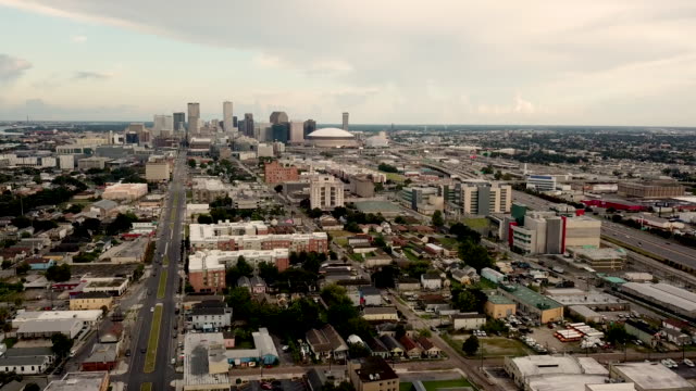 Vista-aérea-tráfico-de-hora-punta-se-mueve-a-lo-largo-de-la-carretera-interestatal-ejecutando-a-través-de-New-Orleans-Louisiana