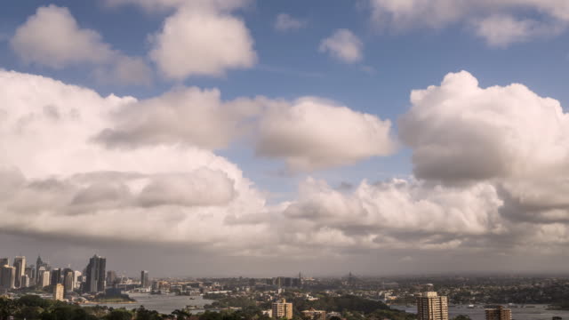 Cielos-tormentosos-del-claro-largo-lapso-de-tiempo-de-skyline-de-la-ciudad-de-Sydney