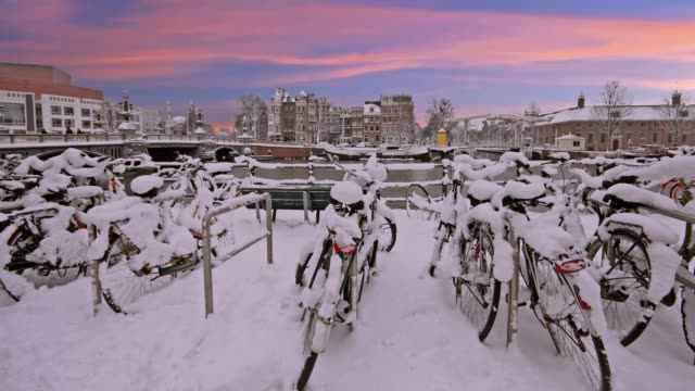 Cubierto-de-nieve-Amsterdam-Países-Bajos-al-atardecer