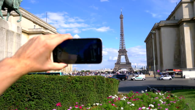 Punto-de-vista-de-la-toma-un-selfie-ver-en-Torre-Eiffel-de-París-en-cámara-lenta-de-4K-60fps