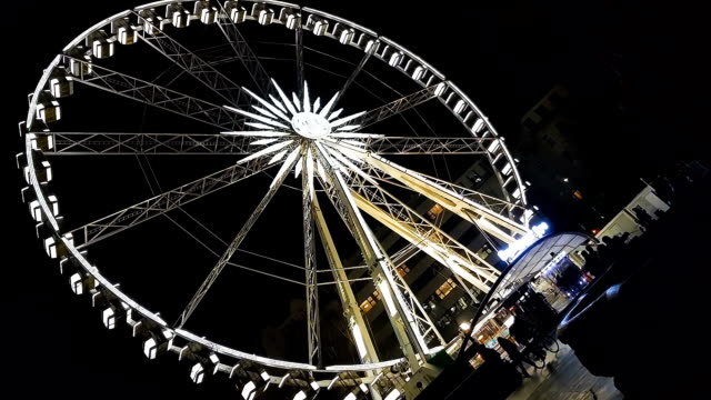 Rotating-ferris-wheel-in-Copenhagen-amusement-park-night,-sightseeing-landmark