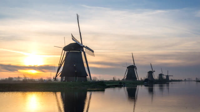 Holländische-Windmühle-Sonnenaufgang-Zeitraffer-in-Kinderdijk-Dorf-Niederlande-4K-Zeitraffer