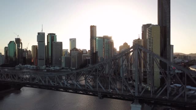 Luftaufnahme-von-Brisbane-Skyline-Sonnenuntergang---Story-Bridge