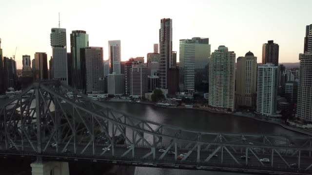 Vista-aérea-de-Brisbane-Skyline---puente-de-la-historia