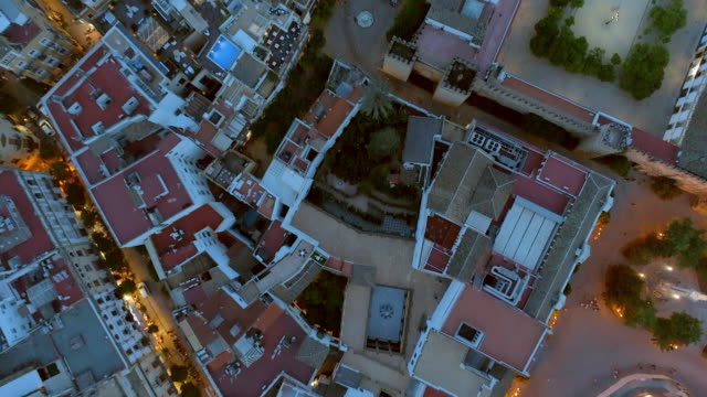 Las-calles-de-Sevilla-en-la-noche-y-los-tejados