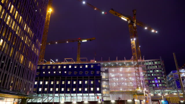 Las-luces-dentro-del-sitio-de-construcción-en-Estocolmo-Suecia
