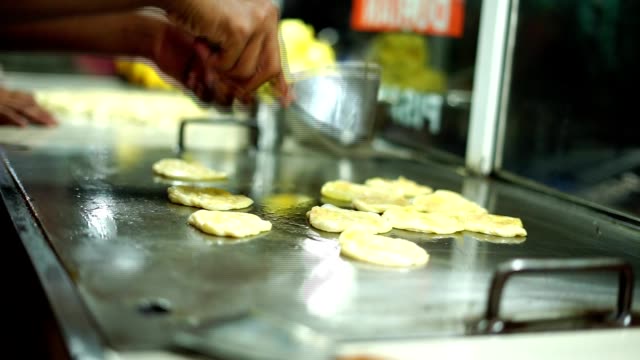 Proveedor-freír-Roti-canai-indio-pan-en-el-mercado-de-comida-en-la-calle