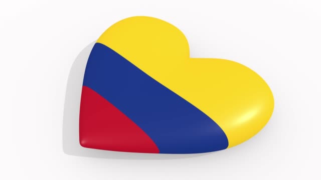 Herz-in-Farben-und-Symbole-von-Kolumbien-auf-weißem-Hintergrund,-Schleife
