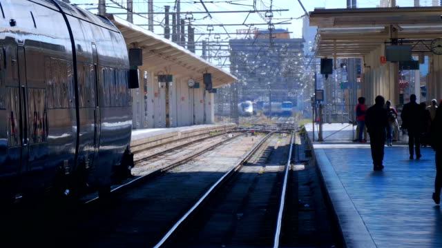 En-la-estación-de-ferrocarril-acaba-de-salir-el-tren-y-los-pasajeros-abandonan-la-plataforma