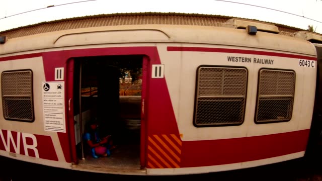 Nahverkehrszug-mit-Fahrgästen-startete-vor-der-örtlichen-Eisenbahn-in-Mumbai