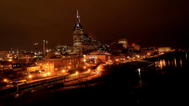 Night-timelapse-of-Nashville,-Tennessee-city-center-by-river