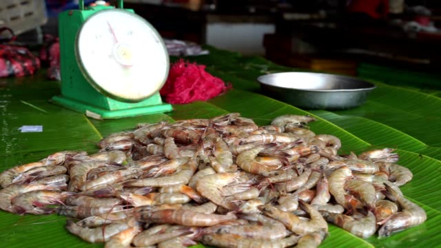 Camarones-frescos-en-el-mercado-de-pescado-tradicional