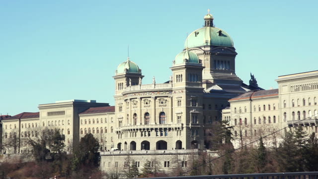 HD:-Bundeshaus-in-Bern-Sie-mit-der-Straßenbahn