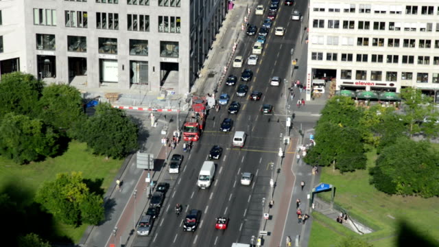 Auto-multi-lane-Verkehr-am-Potsdamer-Platz-in-Berlin,-Deutschland