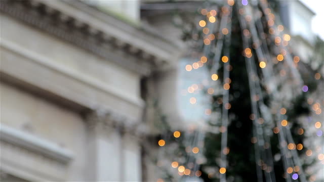 Pull-Fokus-auf-Out-of-Focus-Weihnachtsbaum-Beleuchtung
