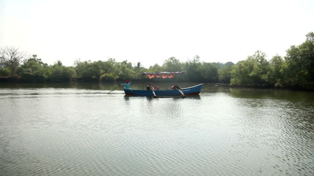 Placer-barco-con-caucásicos-los-turistas-flotando-en-el-río