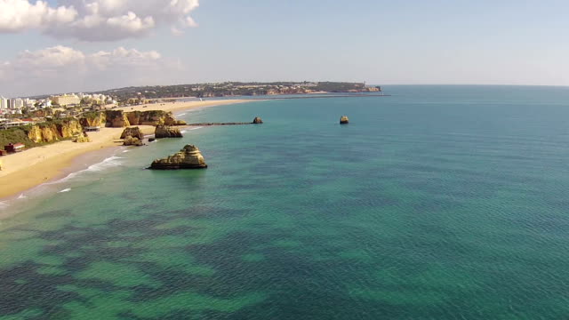 Vista-aérea-de-Praia-da-Rocha-cerca-Portimao-del-Algarve-en-Portugal