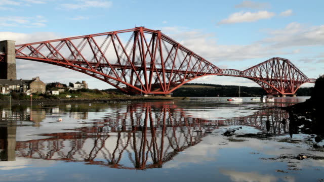 Tren-de-cruzar-el-puente-Forth-puente-del-ferrocarril,-Escocia