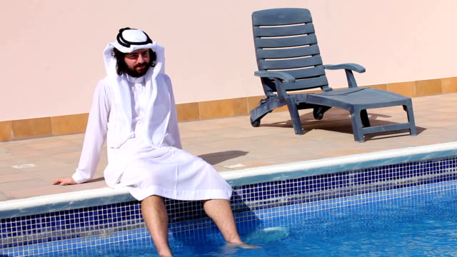 Saudi-arabischer-Mann-Sie-am-Swimmingpool
