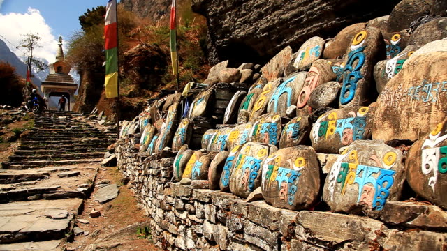 Alte-buddhistische-Maniküre-Steinen