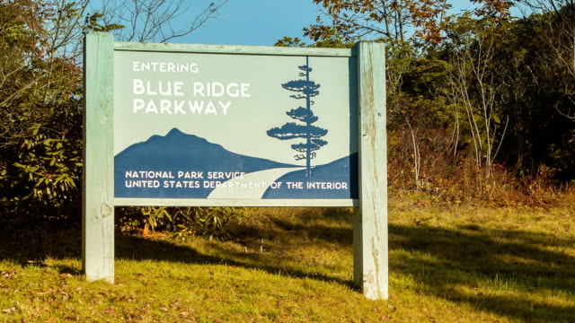 Ingresar-Blue-Ridge-Parkway-señalización-de-las-montañas-en-Carolina-del-Norte
