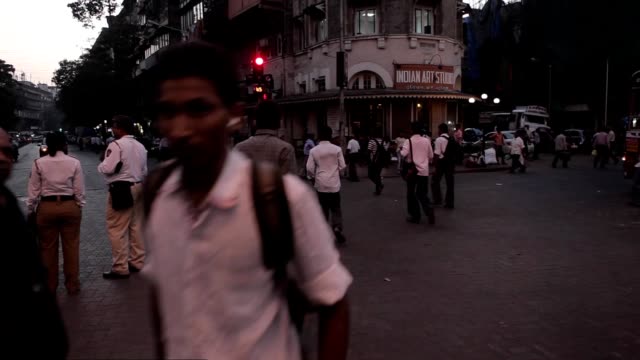 Indians-on-the-streets-of-Mumbai,-India.