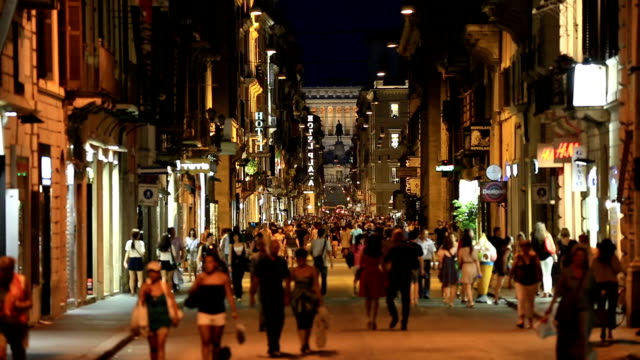 Turistas-caminando-por-la-calle-de-Roma