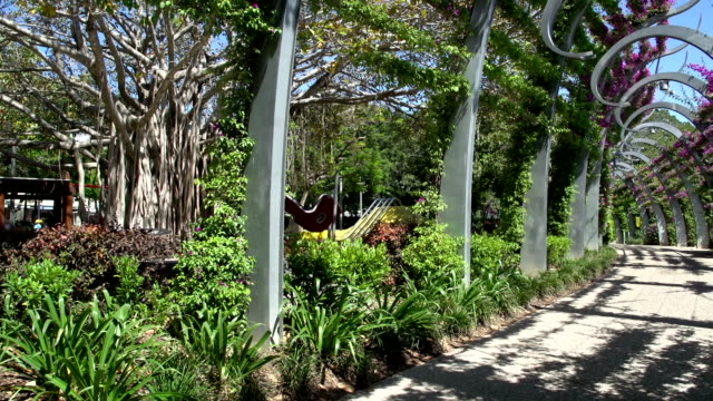 Pan-from-promenade-in-South-Bank-Parklands-in-brisbane