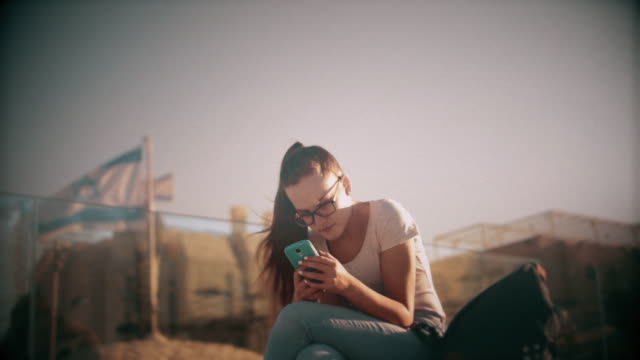 Teenager-Mädchen-mit-Smartphone-in-der-Altstadt-von-Jerusalem