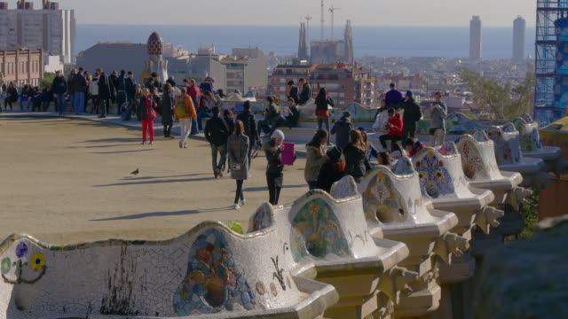 barcelona-sun-light-guell-park-Touristen-überfüllten-gaudi-Balkon-4-k-Spanien