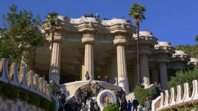 Sonnigen-Tag-gaudi-überfüllten-tourist-Eingang-4-k-barcelona,-Spanien