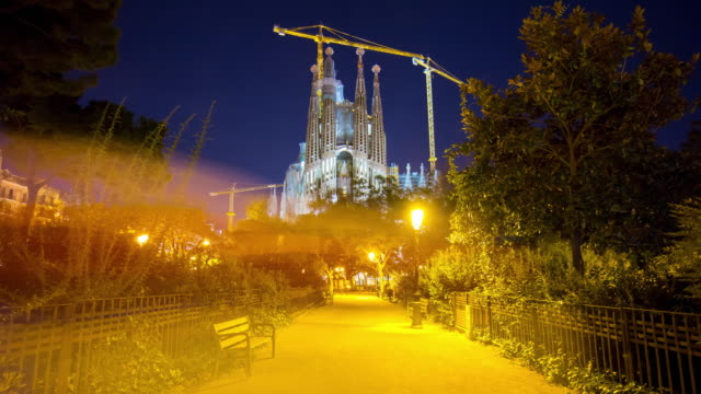Nachtlicht-barcelona,-der-Sagrada-Familia-Park-Bewegung-4-k-Zeitraffer-Spanien
