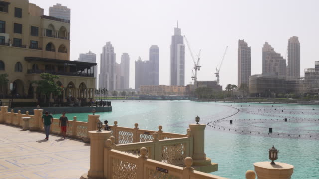 Día-de-verano-dubai-mall-turista-fuente-puente-4-k,-Emiratos-Árabes-Unidos