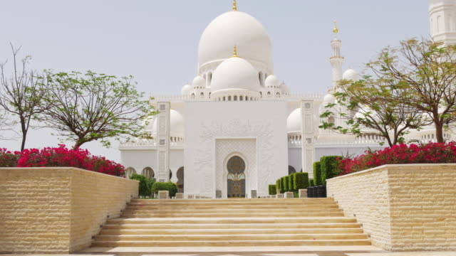Verano-el-tiempo-la-luz-del-día,-famosas-mezquitas-entrada-4-k,-Emiratos-Árabes-Unidos